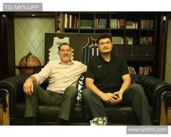 姚明与粉丝亲密互动合影瞬间引发热议展现巨星魅力与亲和力 姚明与粉丝亲密互动合影瞬间引发热议展现巨星魅力与亲和力