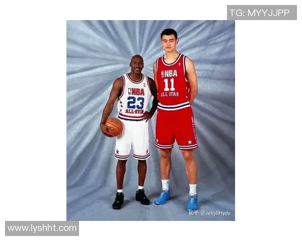 姚明坐着合影展现篮球巨星风采与亲和力的完美瞬间 姚明坐着合影展现篮球巨星风采与亲和力的完美瞬间